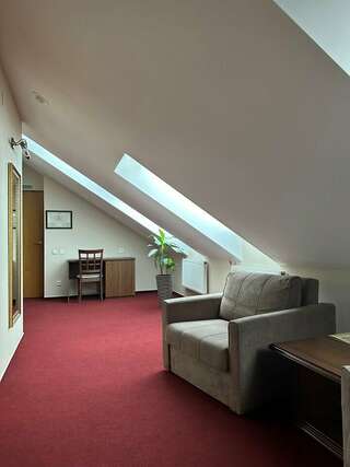 Гостиница Мономах Владимир Джуниор сюит мансардный этаж-6